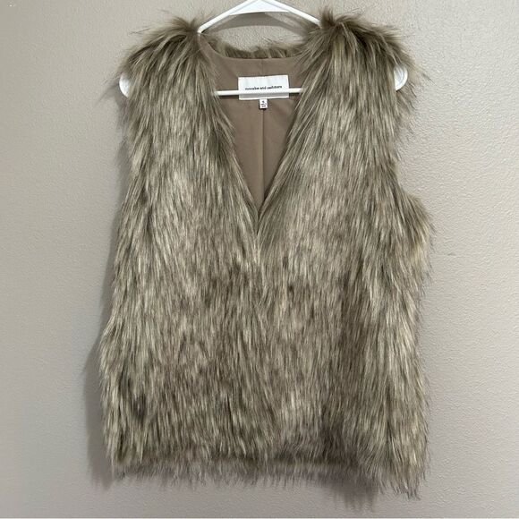 Cupcakes & Cashmere neutral faux fur vest women’s size small - Picture 3 of 9